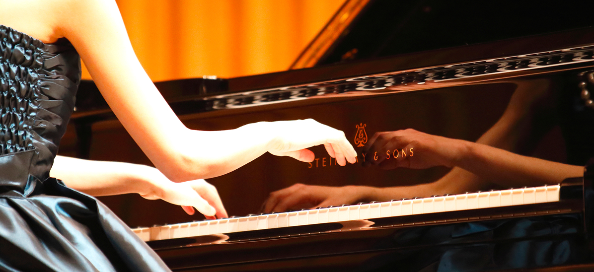 ピアノを演奏している女性